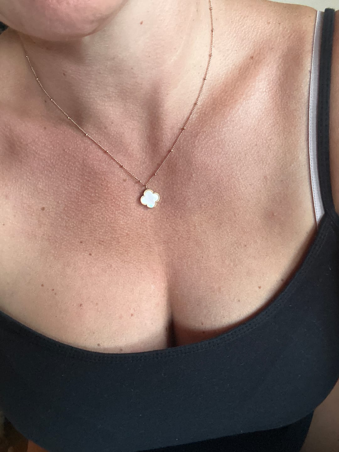 Customer photo review of Perlmutt Lucky Leaf Kette 14K Vergoldet