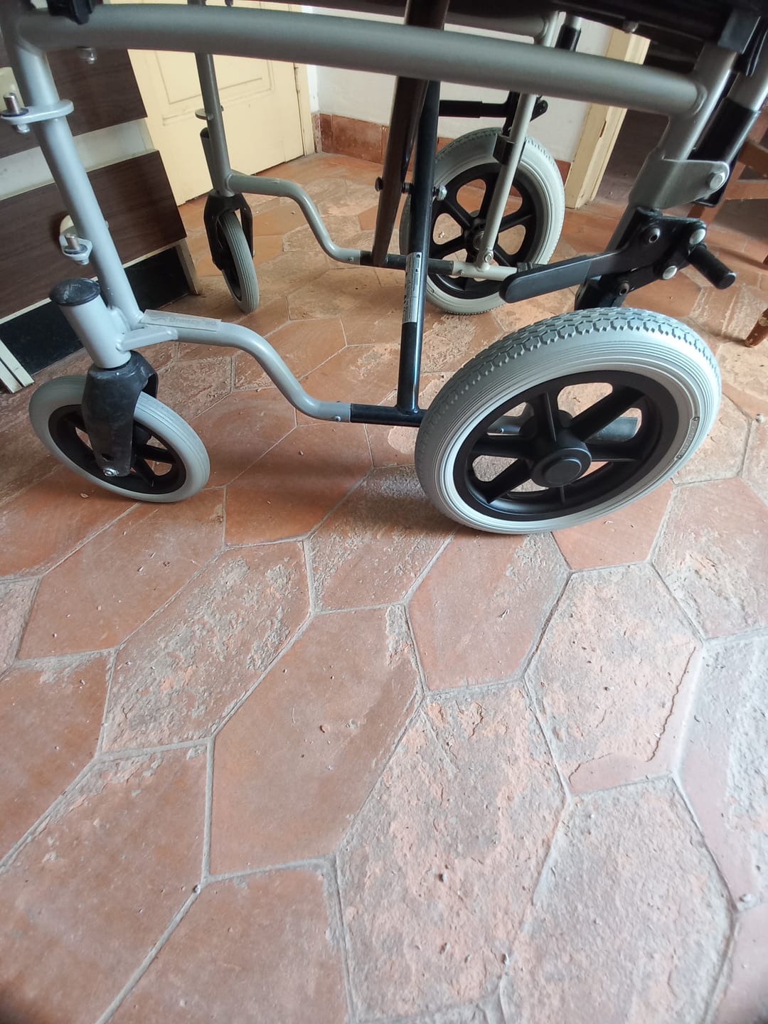 Customer photo review of Roda Traseira 12.5" x 2" Para Cadeira De Rodas YK9064-F  e YK9032-1