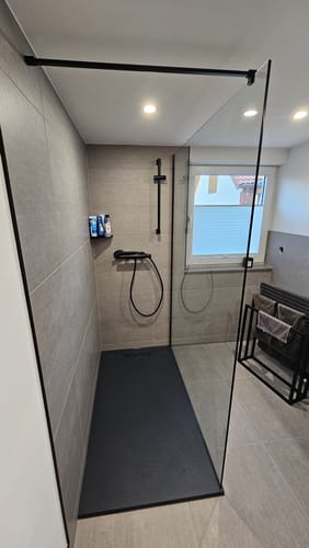 Customer photo review of SONNI Begehbare Dusche Duschabtrennung Duschwand 10mm Schwarz Duschabtrennung Duschkabine Nano ESG 80-140cm