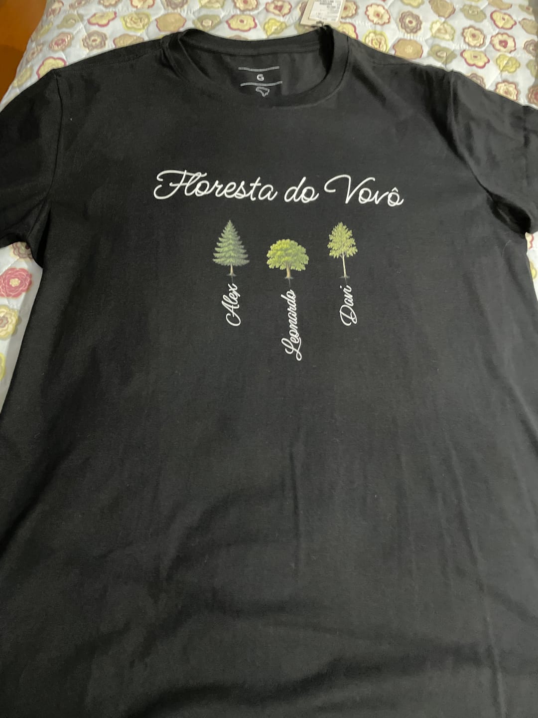 Customer photo review of Camiseta Personalizada FLORESTA DO VOVÔ - ATÉ 13 ÁRVORES - PRETA - Algodão 100%