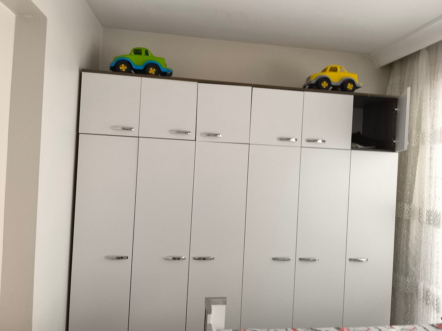 Customer photo review of Rani BA133 Geniş Gardırop Elbise Dolabı 12 Kapaklı 2 Çekmeceli 16 Raflı 2 Askılı Minyatür Ceviz - Beyaz