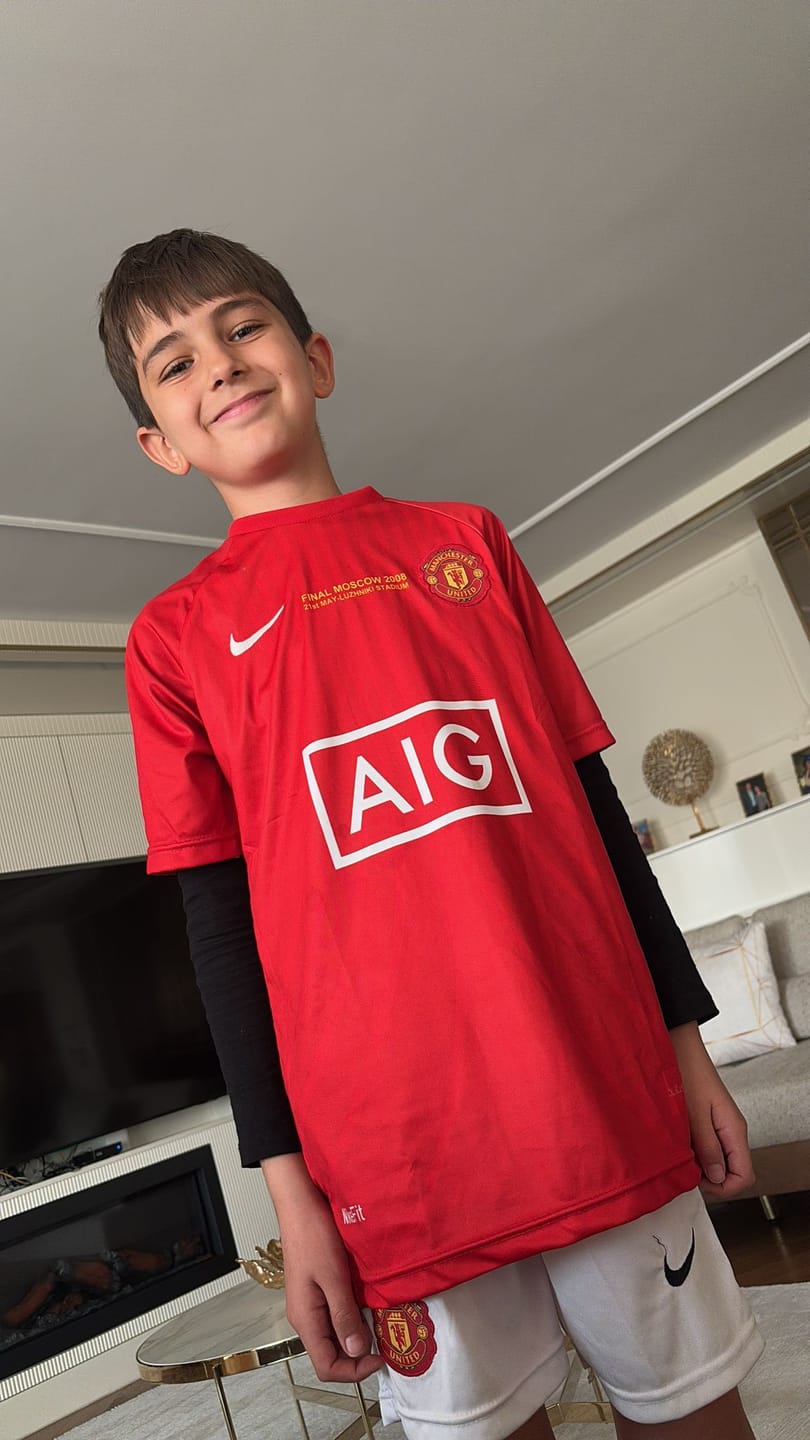 Customer photo review of RONALDO MANCHESTER UNİTED 2008 SEZONU RETRO ÇOCUK FUTBOL FORMASI