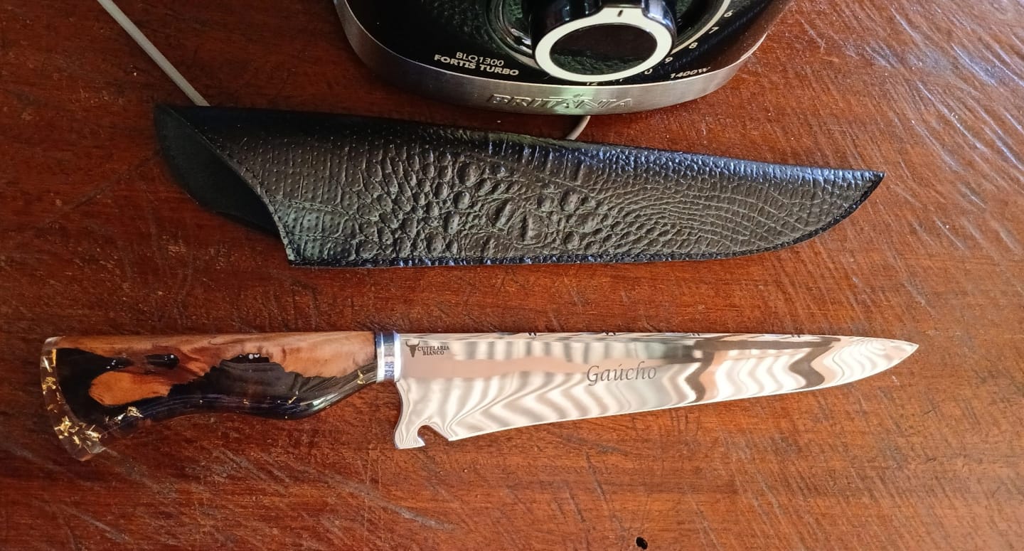 Customer photo review of Faca de Churrasco 10" 3mm Lâmina Esparta com Cabo em Cristal Liquido Folhas de ouro + Case especial em couro (bainha)