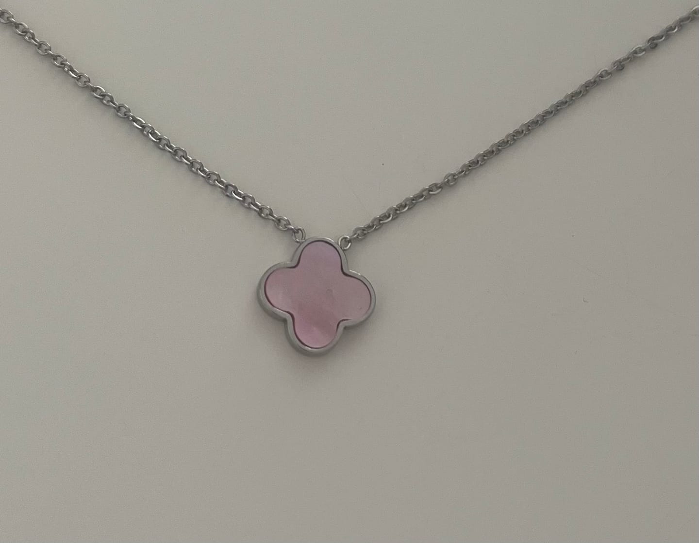 Customer photo review of Rosa Perlmutt Clover Kette | 18K vergoldet