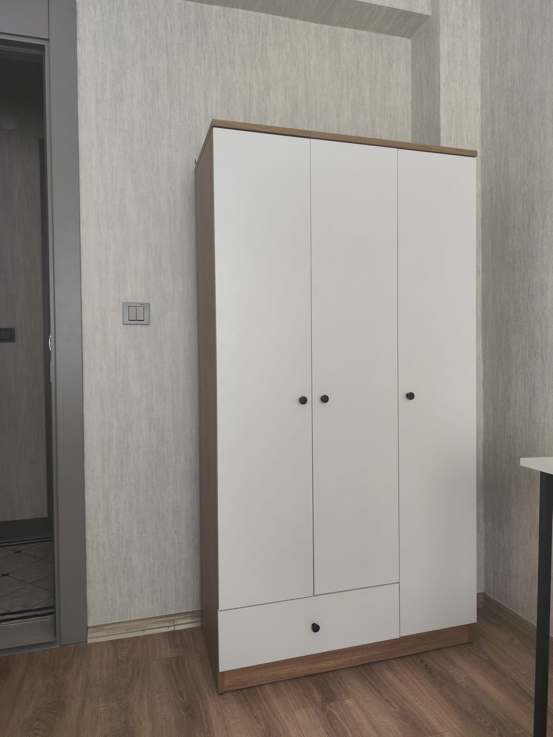 Customer photo review of Rani BA117 Gardırop Elbise Dolabı 3 Kapaklı 1 Çekmeceli 6 Raflı 1 Askılı Sepet Ceviz - Beyaz