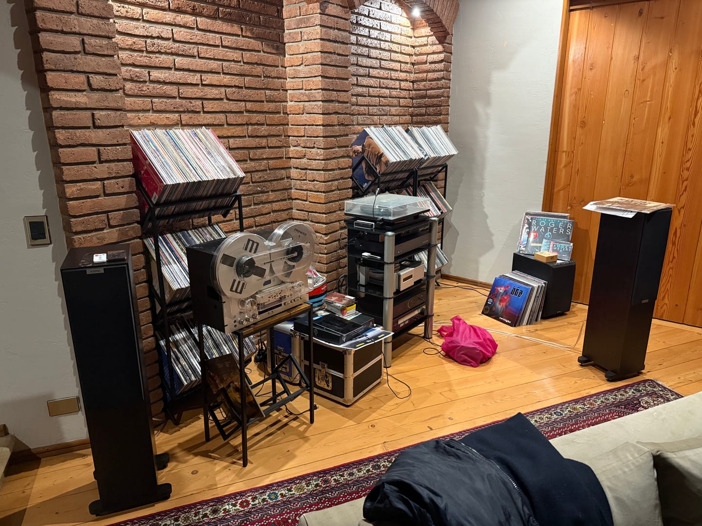 Customer photo review of Porta Vinilo Tres Niveles | LUXE METAL BLACK