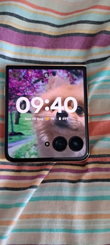 Customer photo review of Motorola Razr 60 Ultra 512GB Wood Unlocked Refurbished Pristine