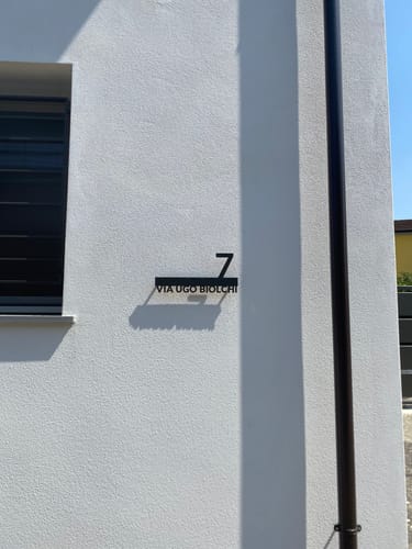 Customer photo review of Numero civico e testo sagomato modello Line 02 Alluminio