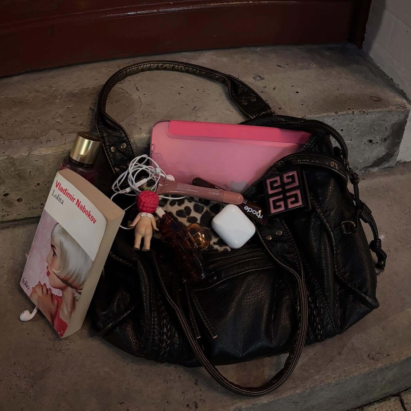 Customer photo review of SEAME - Arabell Black Shoulder Bag for Women in High-Quality Vegan Leather, Stylish & Versatile