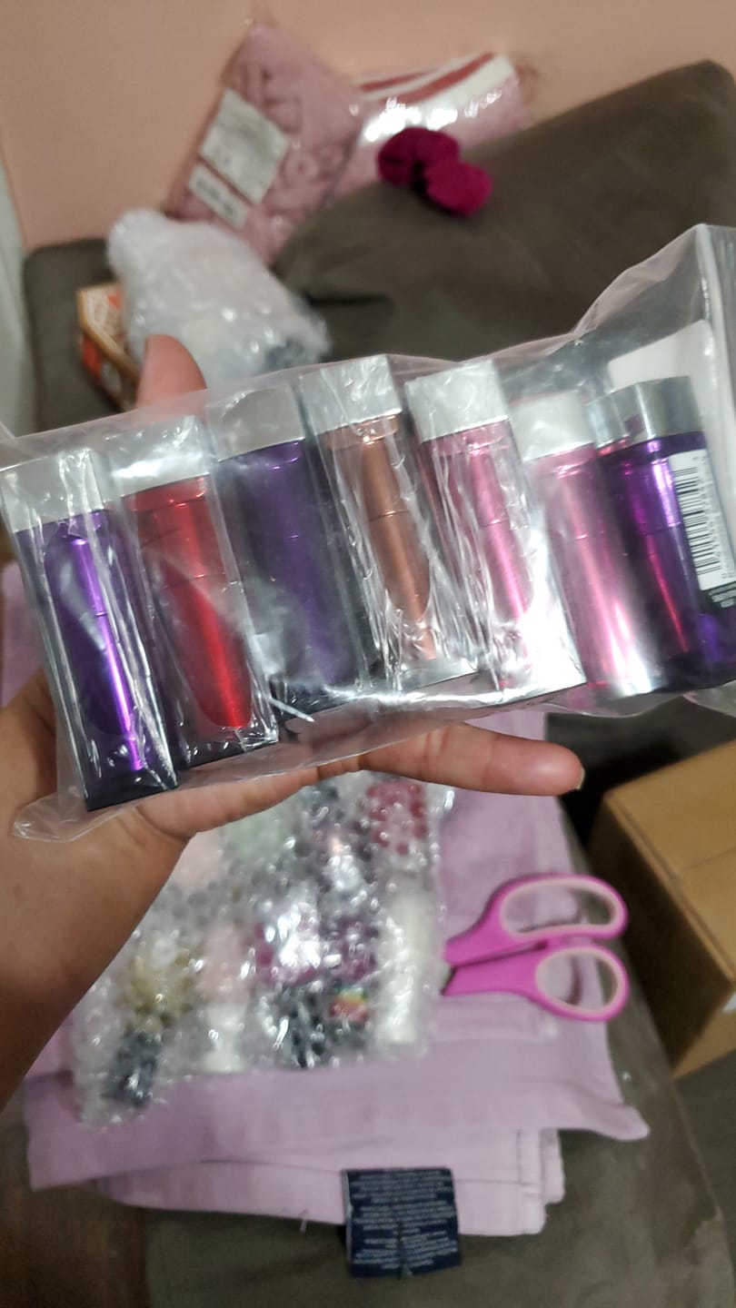 Customer photo review of Lápiz Labial Sensational Color Surtido Maybelline - Venta al por Mayor 12 Unidades (MCS5-1)