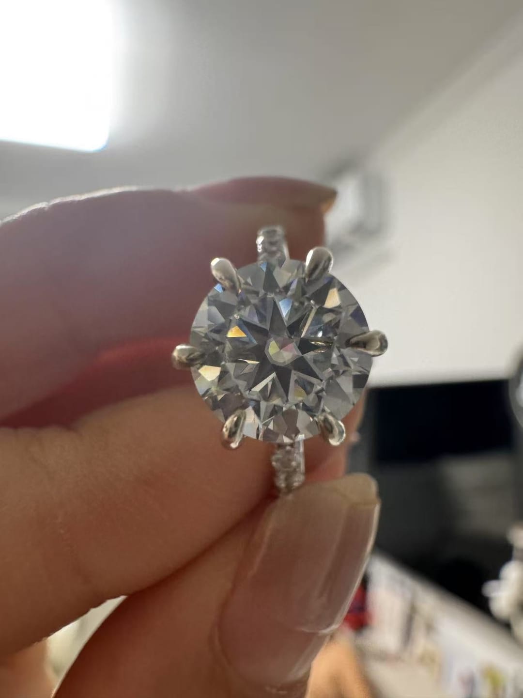 Customer photo review of S925 Moissanite 2.0 Carat Round Cut Engagement Ring Bridal Ring For Women