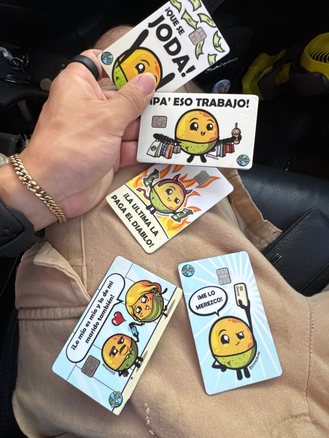 Customer photo review of La Última La Paga el Diablo - Sticker para Tarjeta de Crédito