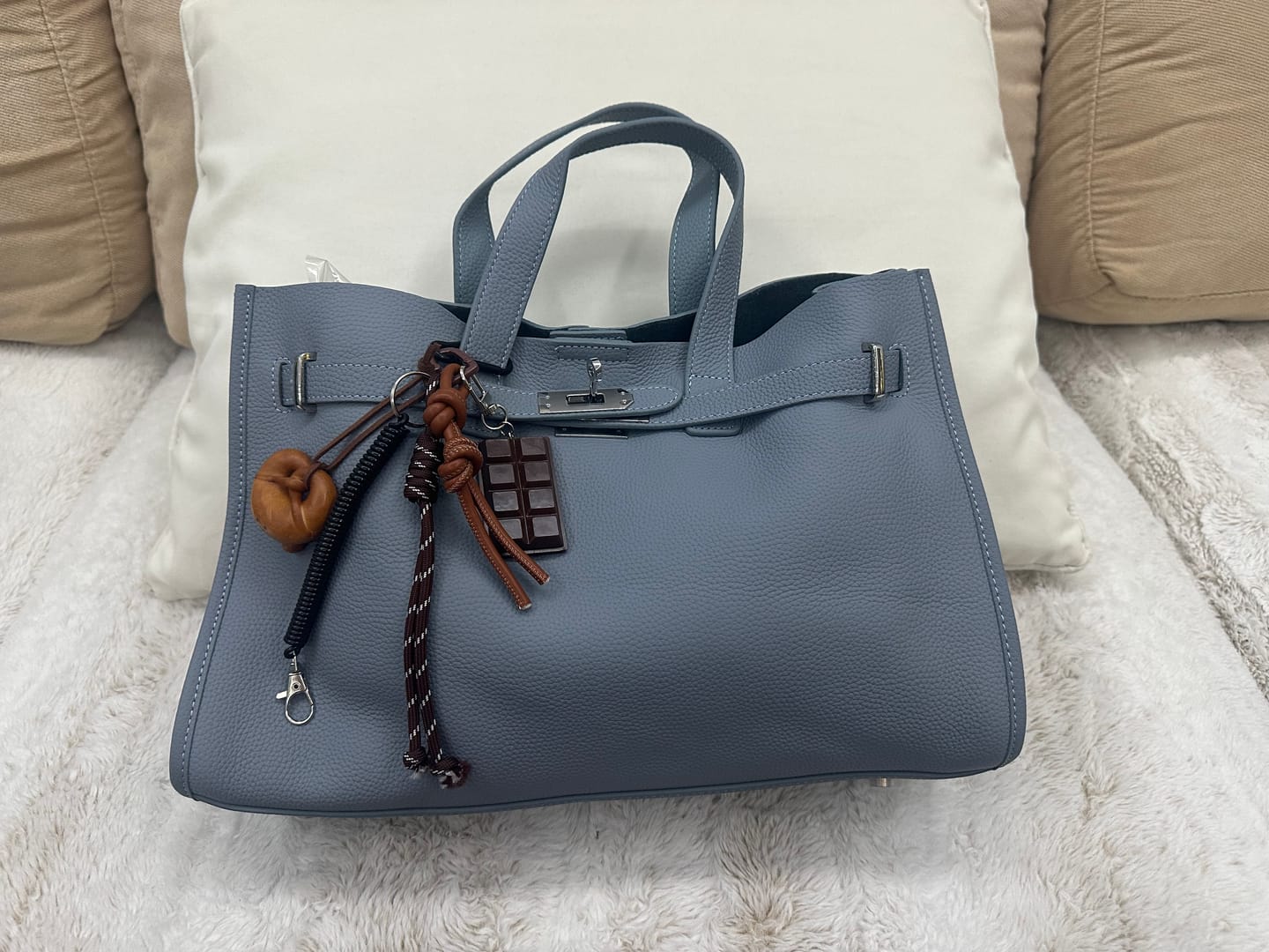 Customer photo review of Urban Luxe — Genuine Leather Power Tote. Women’s shoulder bag