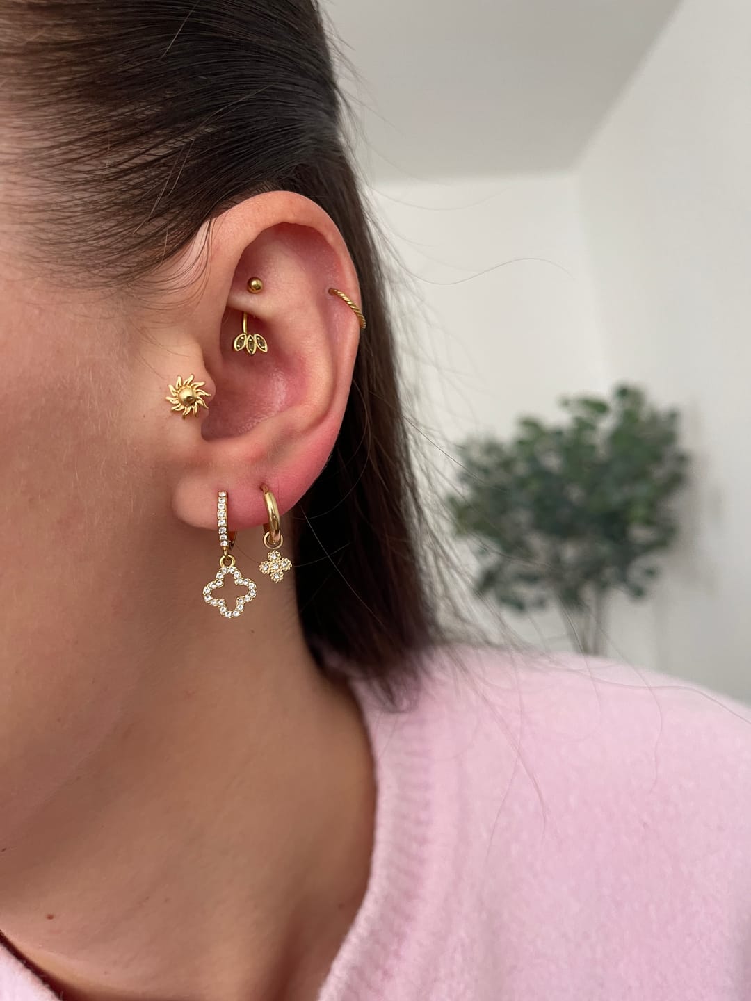 Customer photo review of Pave Lucky Aura Huggie Ohrringe 14K Vergoldet