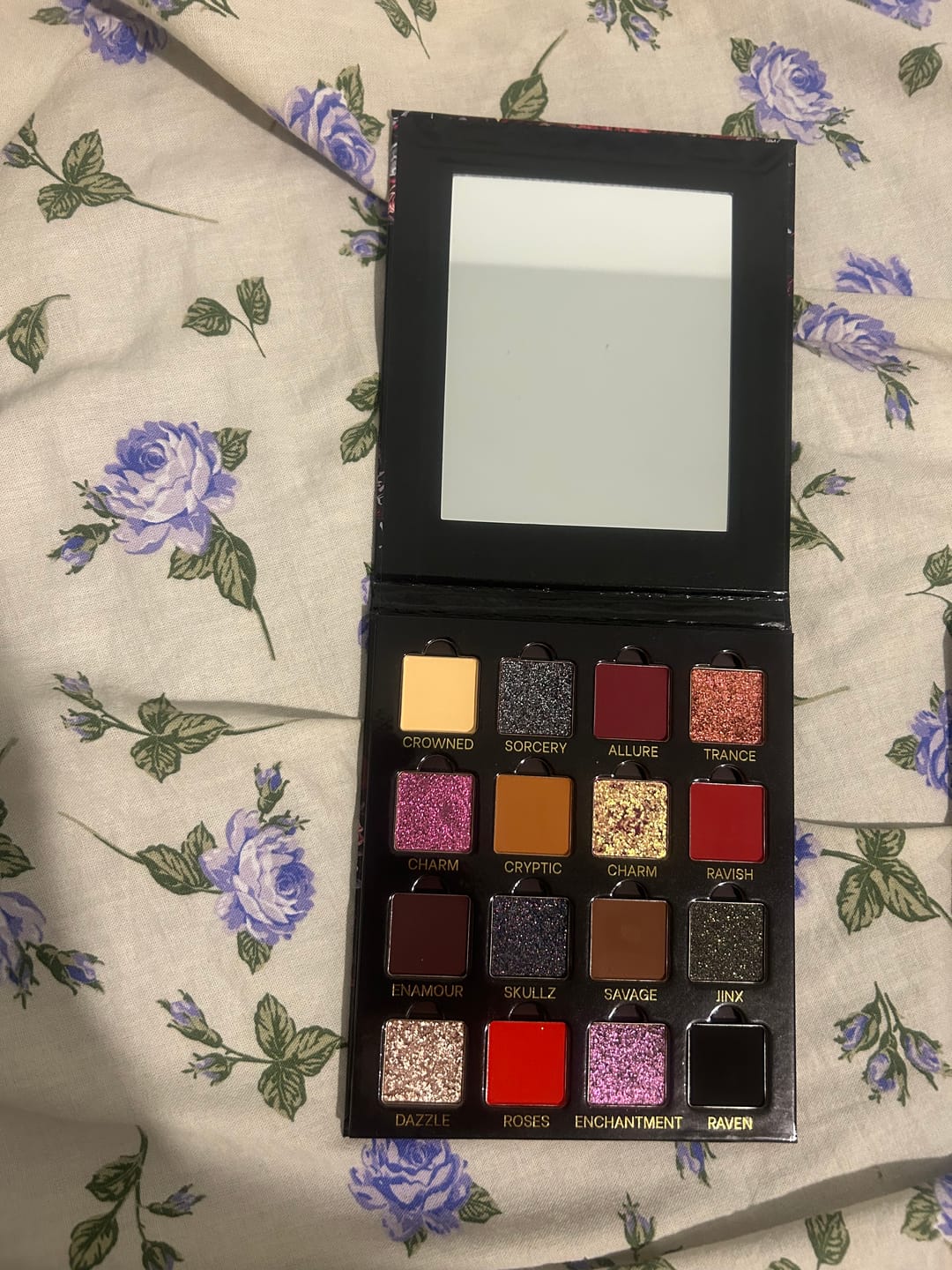 Customer photo review of Skullz & Roses Metallic Multichrome Eyeshadow Palette