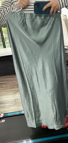 Customer photo review of Essential Slip Skirt Maxi 2.0