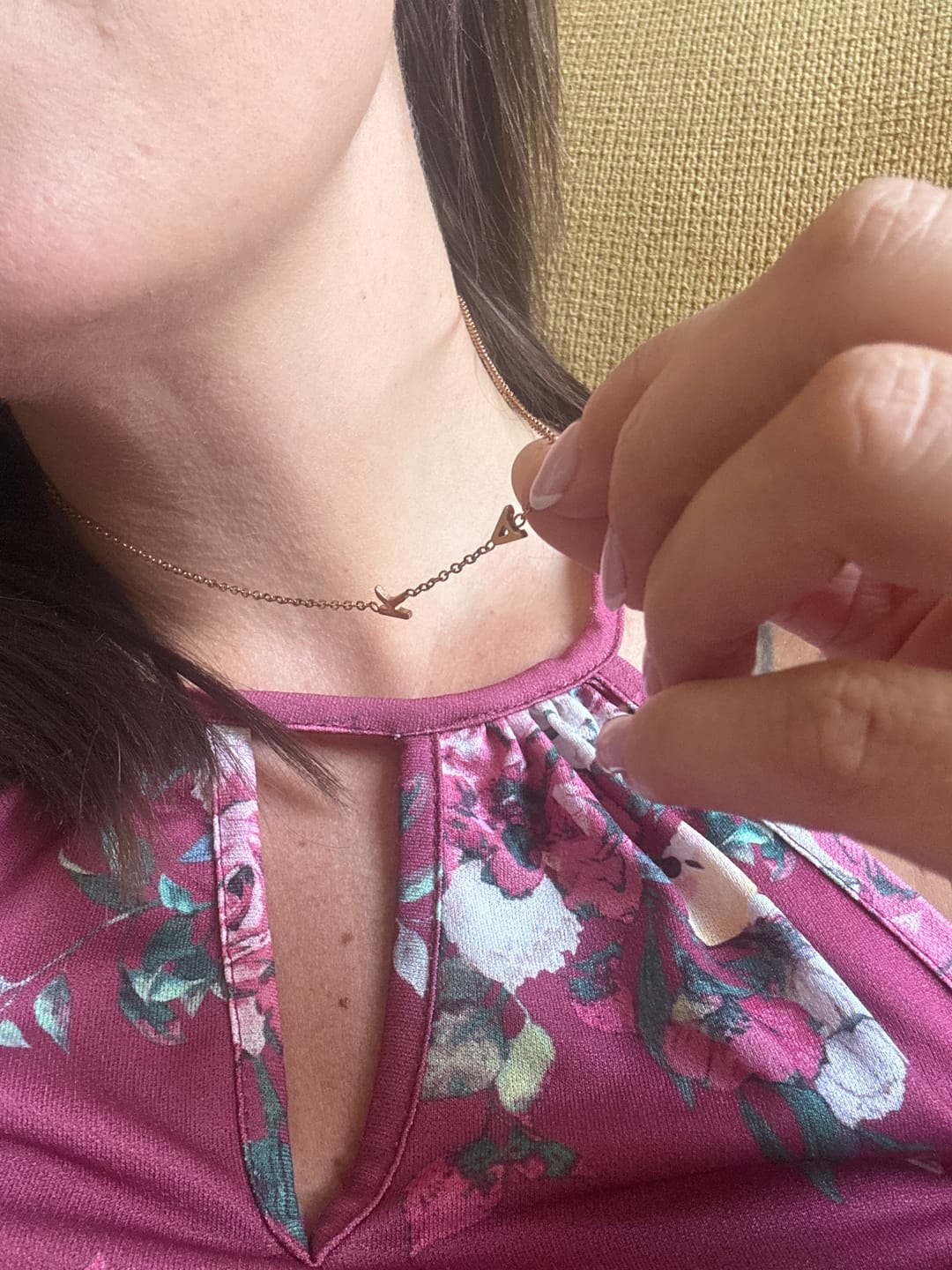 Customer photo review of Personalizovaný náhrdelník s ležatým iniciálem