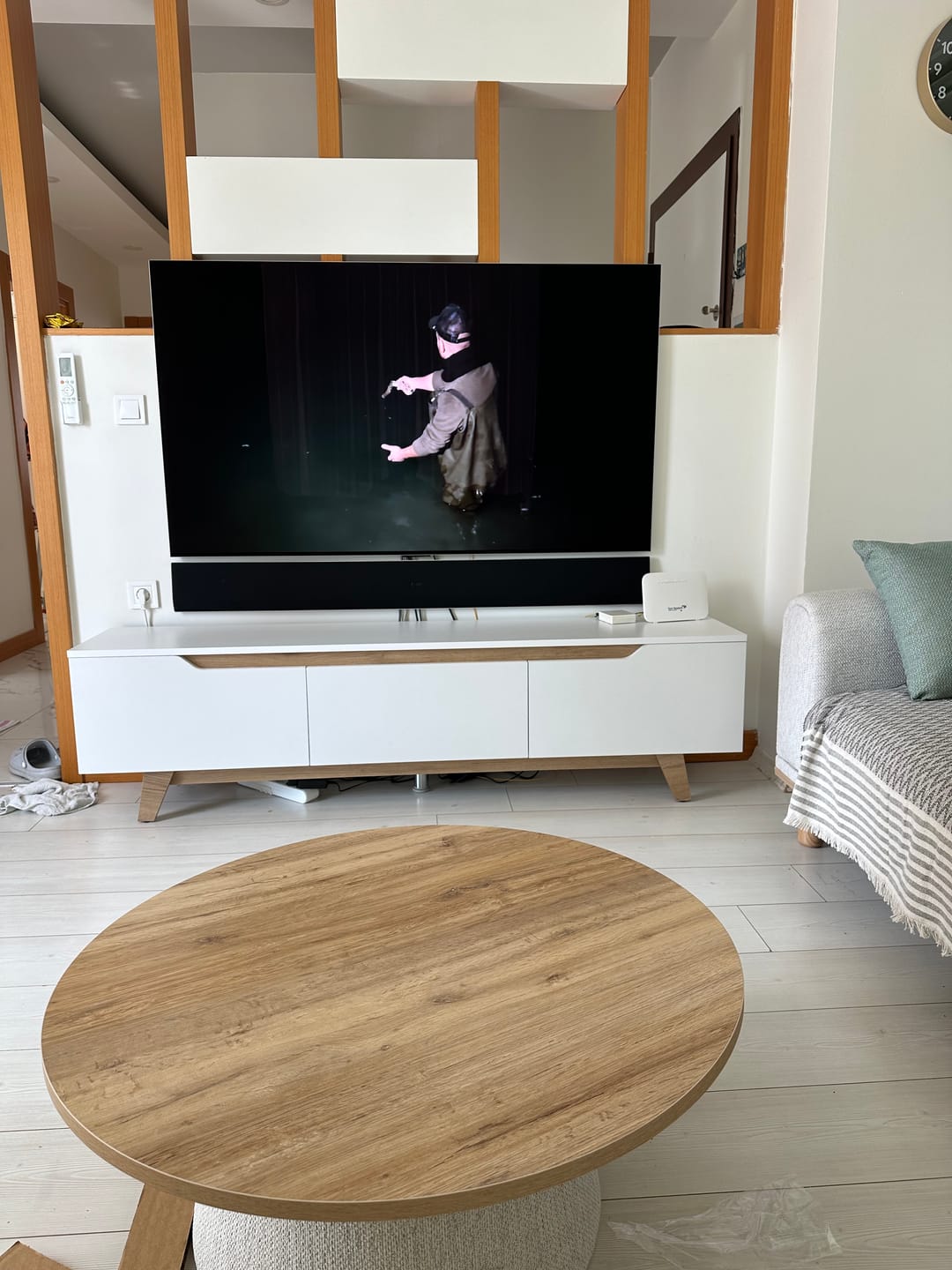 Customer photo review of Rani D1 Tv Ünitesi Modern Ayaklı Tv Sehpası 180 cm  Beyaz - Sepet Ceviz