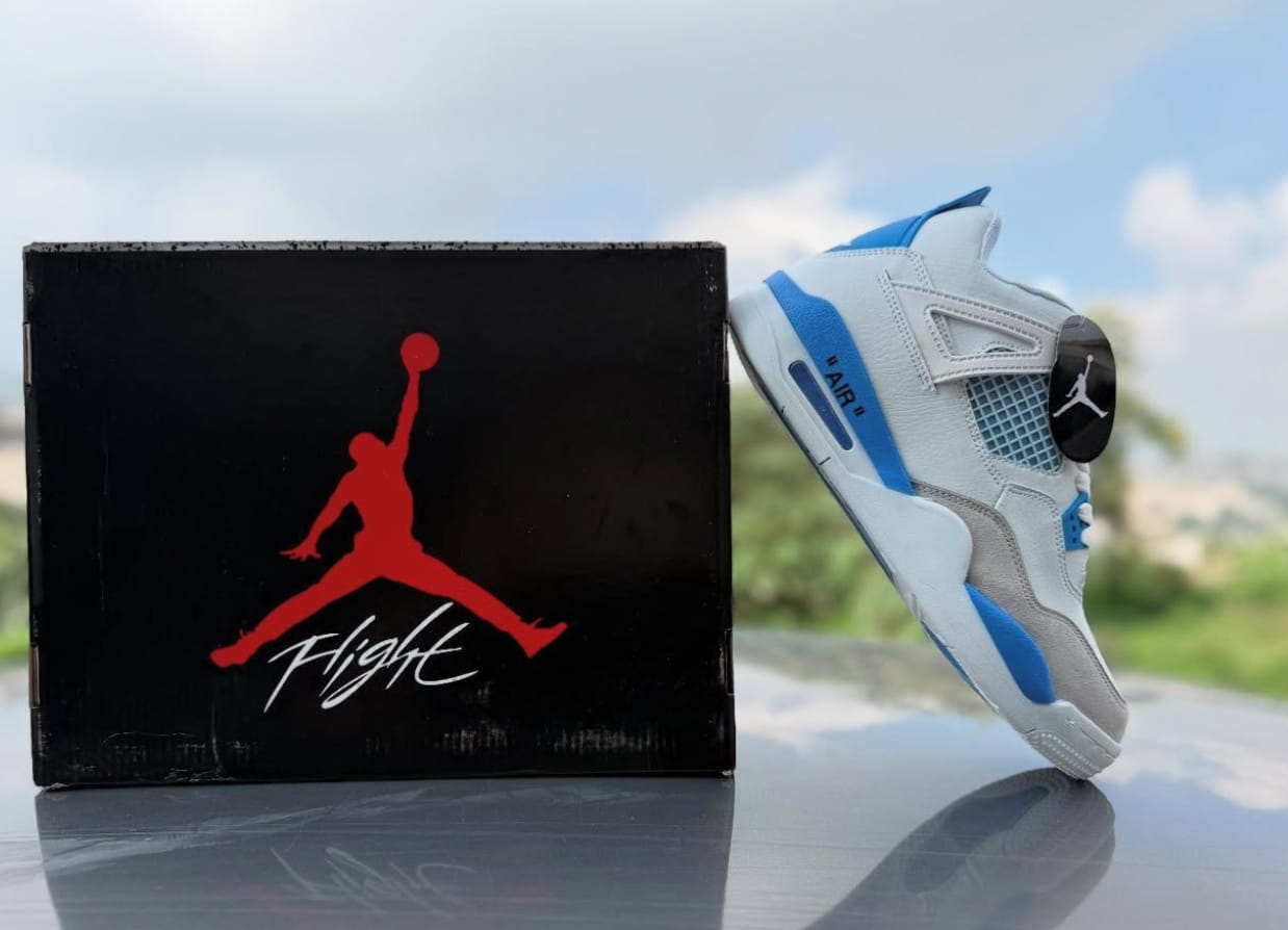 Customer photo review of Tenis Retro 4 Blanco Azul