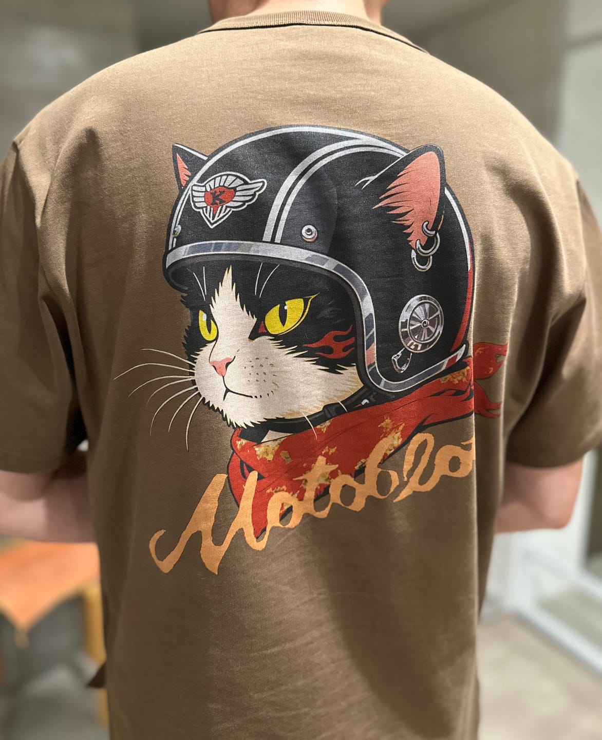 Customer photo review of 「ヘルメットを被った猫」プリント＆KaraKuロゴ刺繡コットンTee