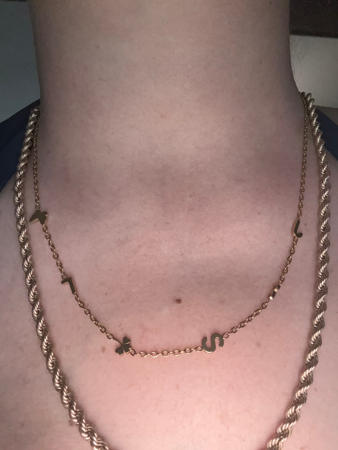 Customer photo review of Collar con iniciales personalizadas en horizontal