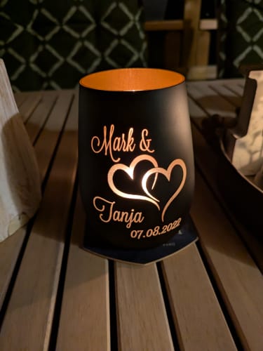 Kundenbewertung mit Foto zu Personalized lantern with engraving - The great love - with name and date - gift for him & her - birthday gift - for couples - Farbe: Schwarz / Bronze, Personalization: Mark & Tanja 
07.08.2022