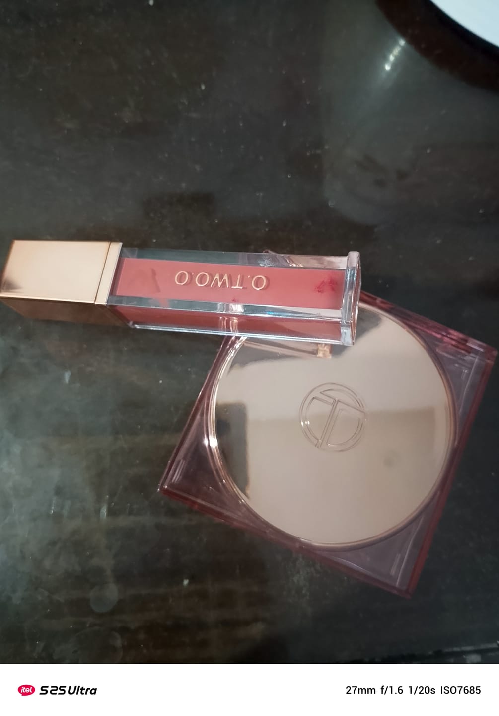 Customer photo review of O.TWO.O SMOOTH MIST MIRROR LOCKING POWDER