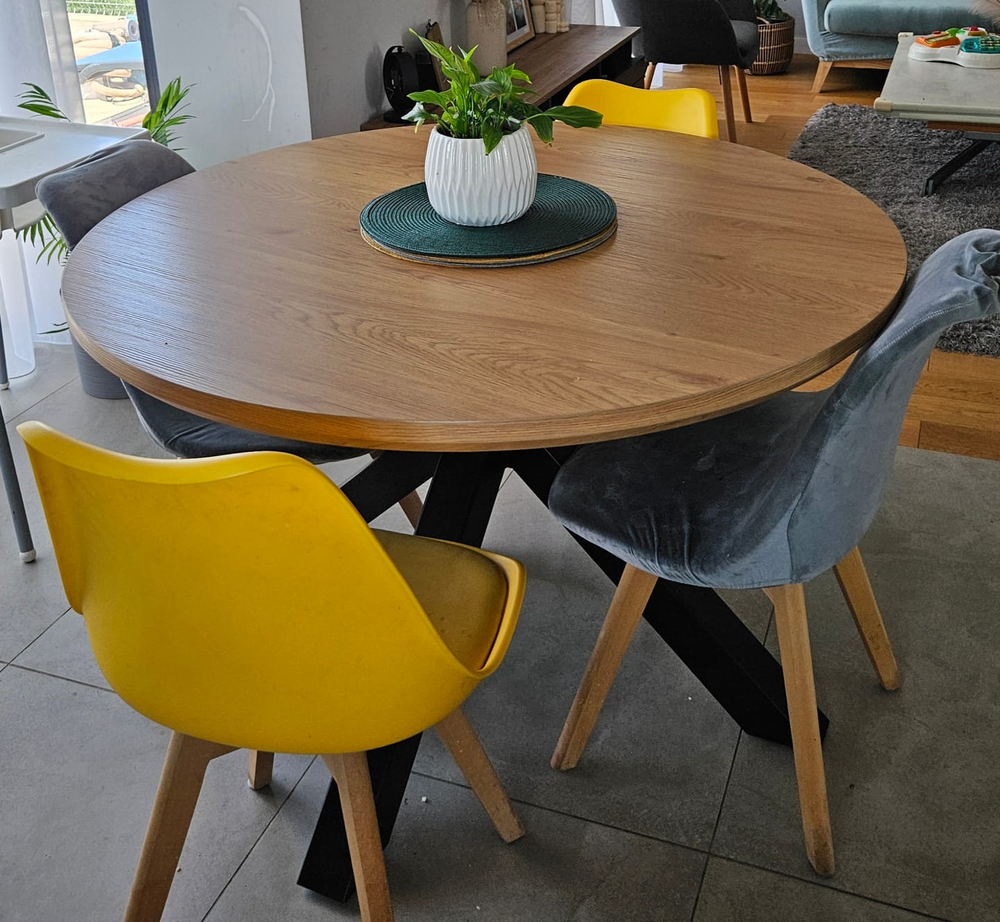 Customer photo review of Masa RITMO, stejar/negru, 120x120x78 cm