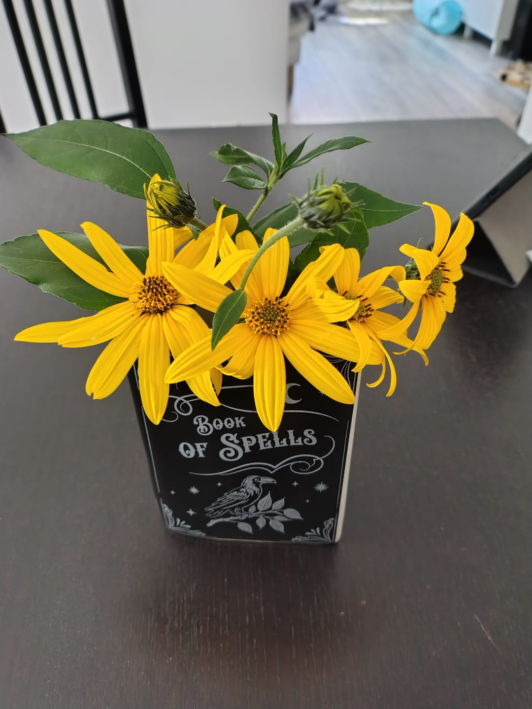 Customer photo review of Spellbook Vase – Keramik Zauberbuch für Blumen & Summerween-Vibes