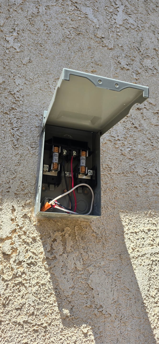 Customer photo review of DELLA 30A & 60A Pull-Out Switch AC Disconnect Boxes