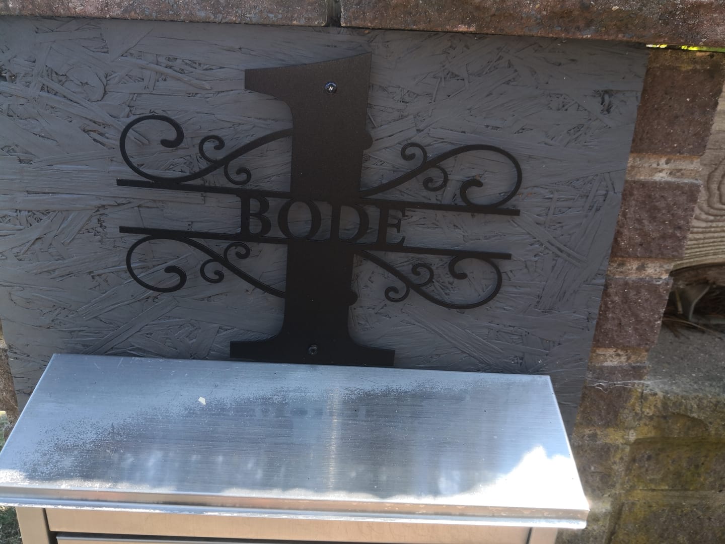 Customer photo review of Hausnummer-Türschild Ornamental Style mit Familiennamen (personalisierbar)