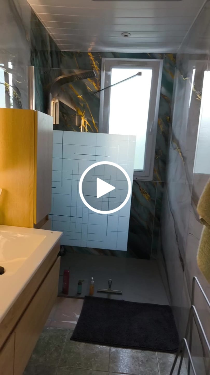 Customer video review of Panneau PVC Effet Marbre Bleuté avec Veine Doré Oslo