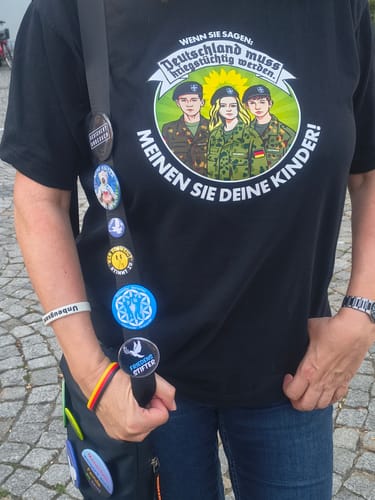 Customer photo review of PREMIUM SHIRT BUBEN • KRIEGSTÜCHTIGE KINDER
