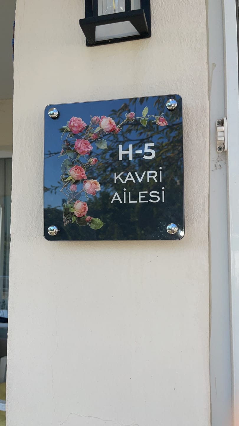 Customer photo review of Kişiye Özel Manolya Çiçekli Kapı İsimliği