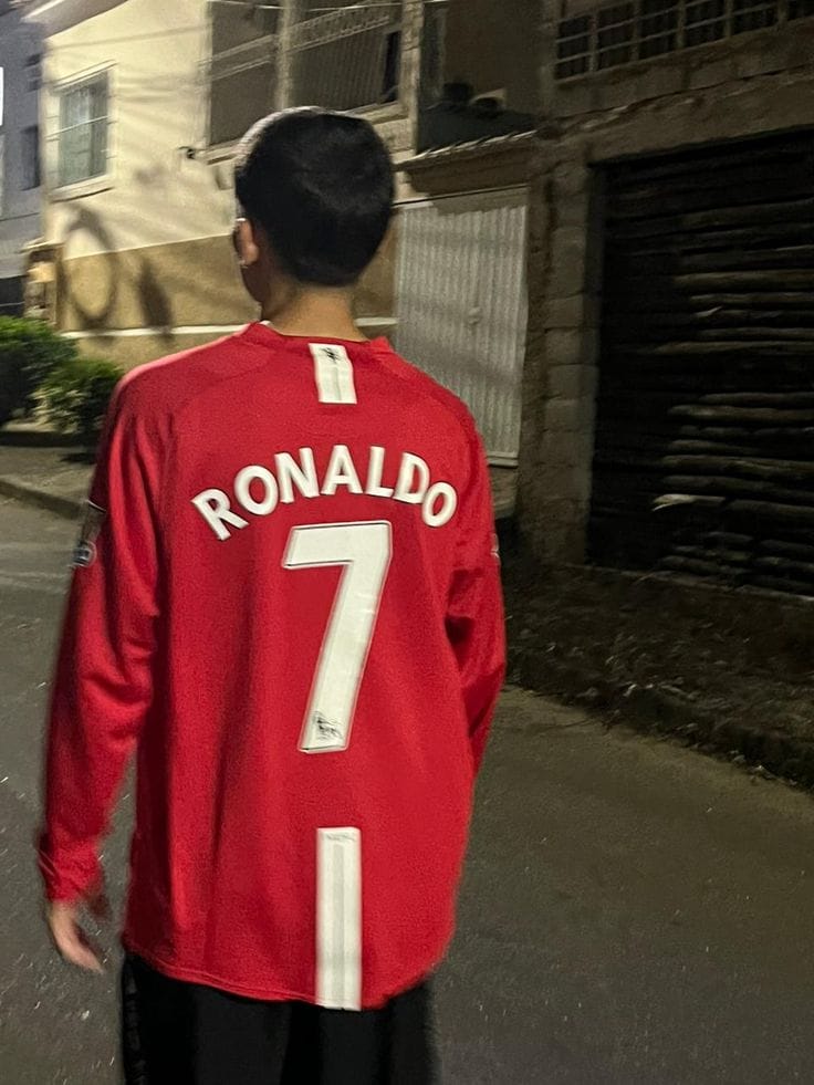 Customer photo review of RONALDO UZUN KOLLU MANCHESTER UNİTED 2008 SEZONU YETİŞKİN FUTBOL FORMASI