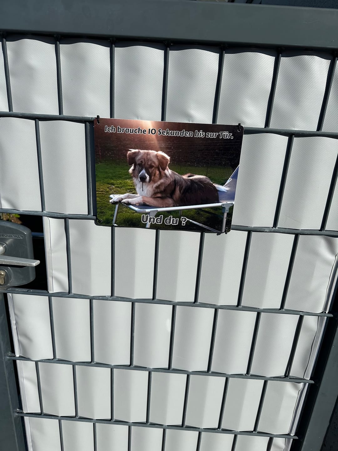 Customer photo review of Hunde-Türschild personalisiert mit Foto & Text (UV- und wetterfest)
