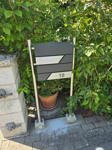 Customer photo review of AlbersDesign Briefkasten B1 Eisenglimmer (DB703) personalisiert mit Edelstahl-Schildern