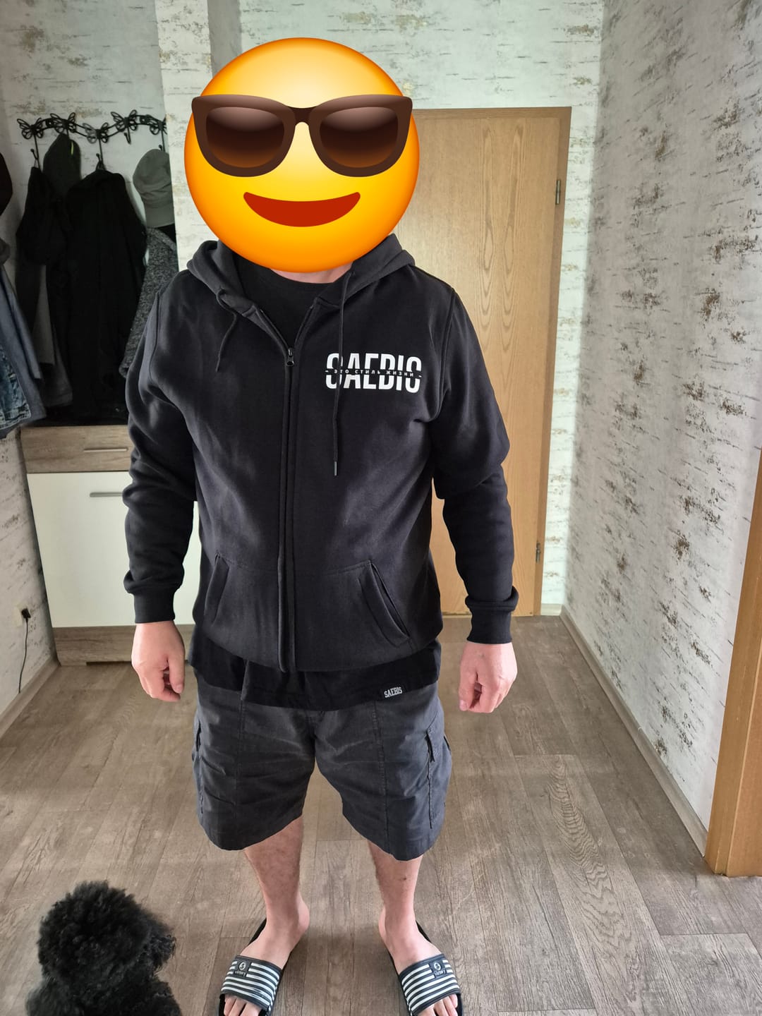 Customer photo review of Это стиль жизни - All Black Herren Zip Hoodie mit goldenem Akzent by SAEBIS®