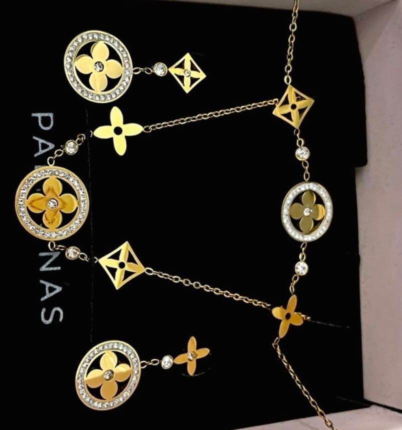 Customer photo review of Zircon-Studded Floral Set