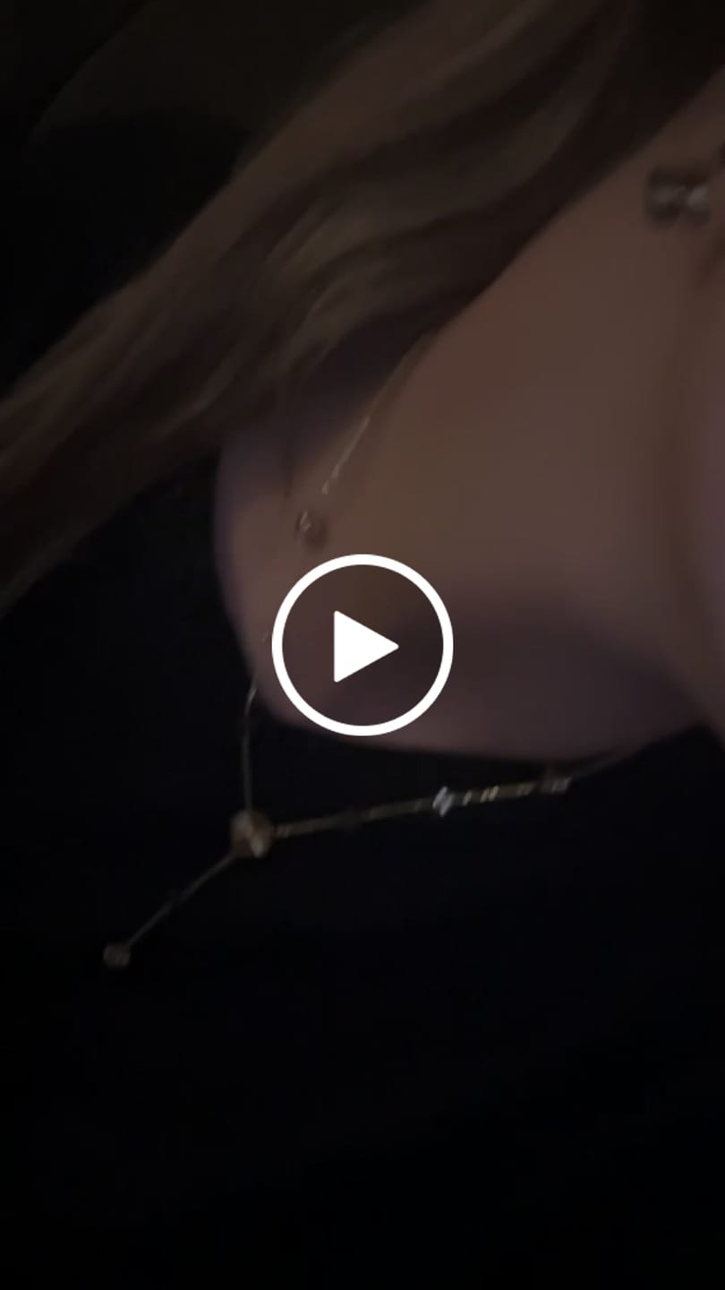 Customer video review of Golden Lucky Leaf Pave Flower Y Kette 14K Vergoldet