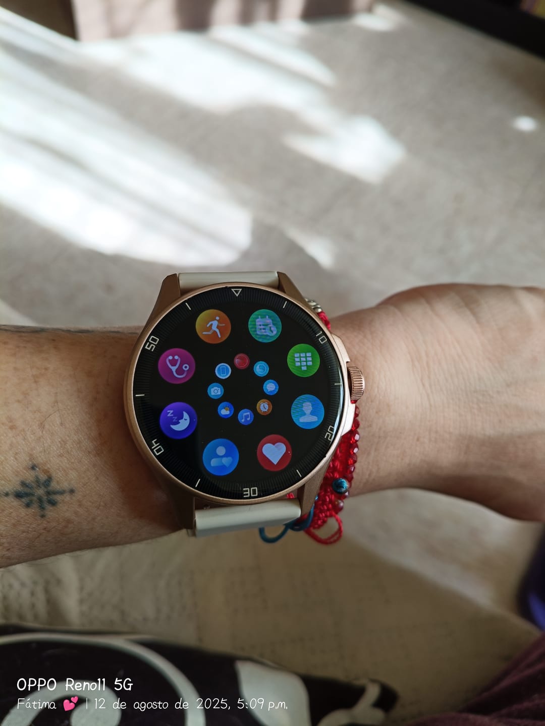 Customer photo review of Smartwatch Reloj Kronos Oblivion AMOLED 1.43", Llamadas, Sumergible IP68, Beige