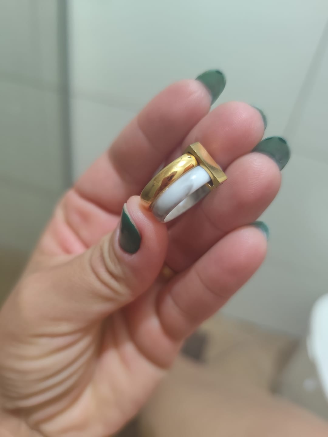 Customer photo review of Anel Athena Pedra Madrepérola Banhado em Ouro 18K