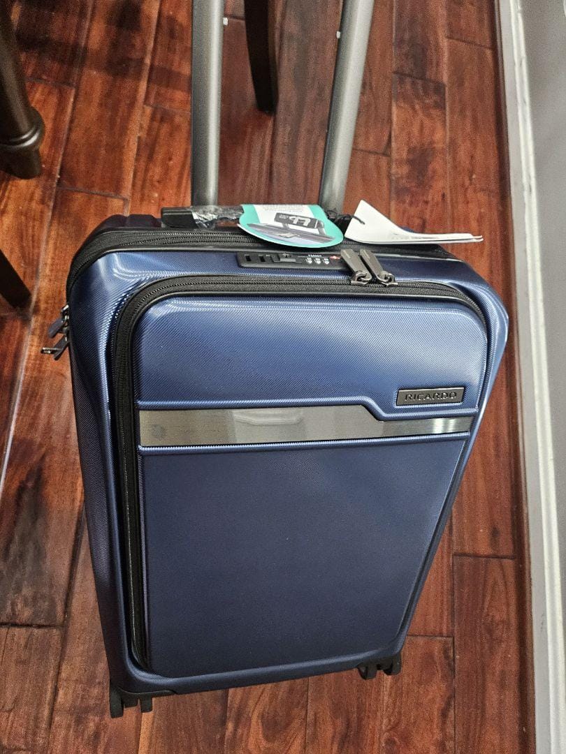 Customer photo review of Brentwood Hardside 21" FastAccess Front Opening Carry-On Expandable Spinner