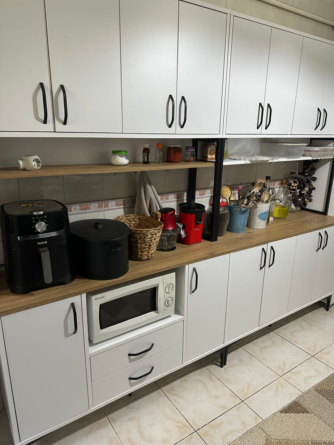 Customer photo review of Rani JE173 Çok Amaçlı Dolap 8 Kapaklı Kiler Mutfak Dolabı Beyaz - Sepet Ceviz