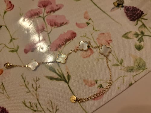 Customer photo review of Clover Perlmutt Armband | 18K vergoldet