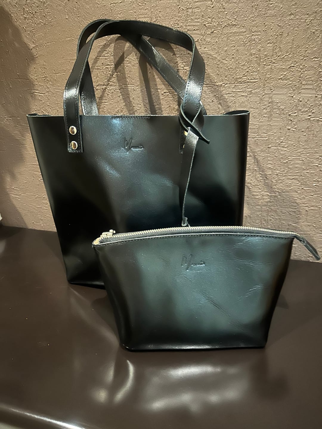 Customer photo review of Bolsa Dama Tote 100% Piel Mod. Praga Con Cosmetiquera (Pull up Negro)