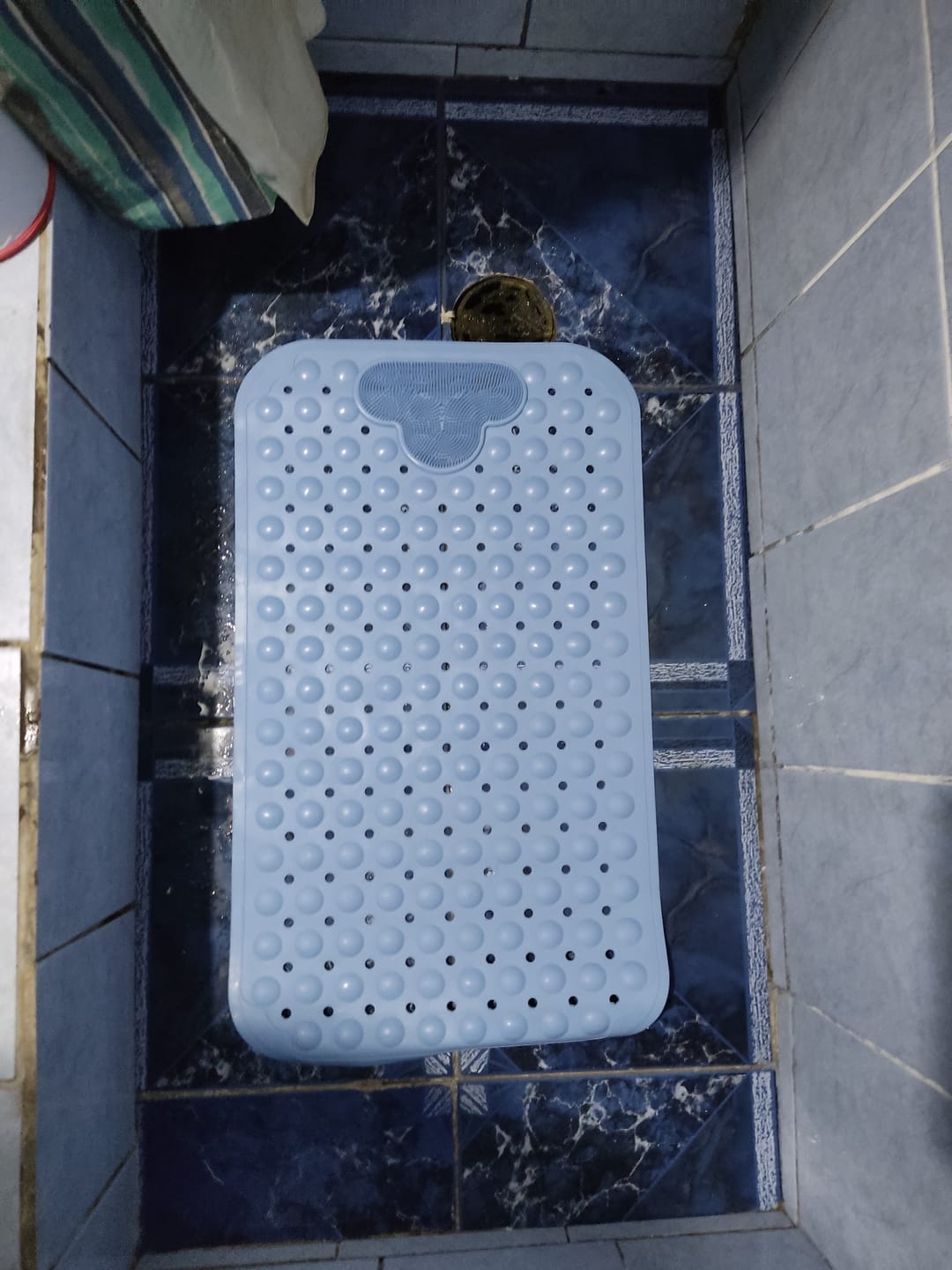 Customer photo review of Piso De Goma Antideslizante Tina Ducha Alfombra Bañera Cepil