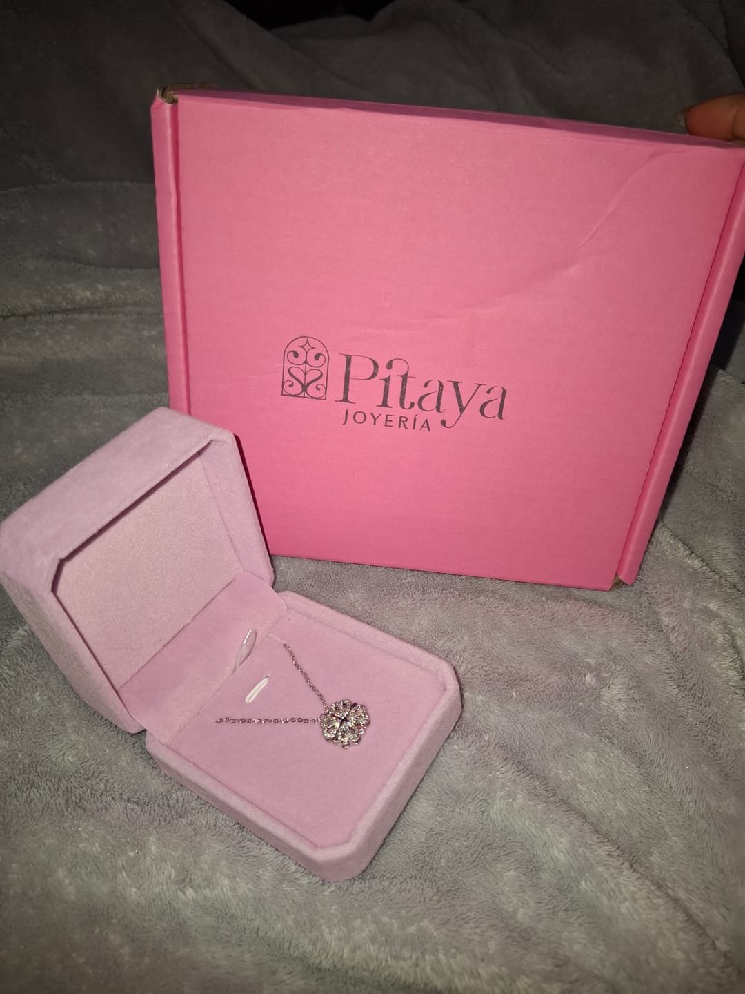 Customer photo review of Collar Trébol de Corazones con Imán