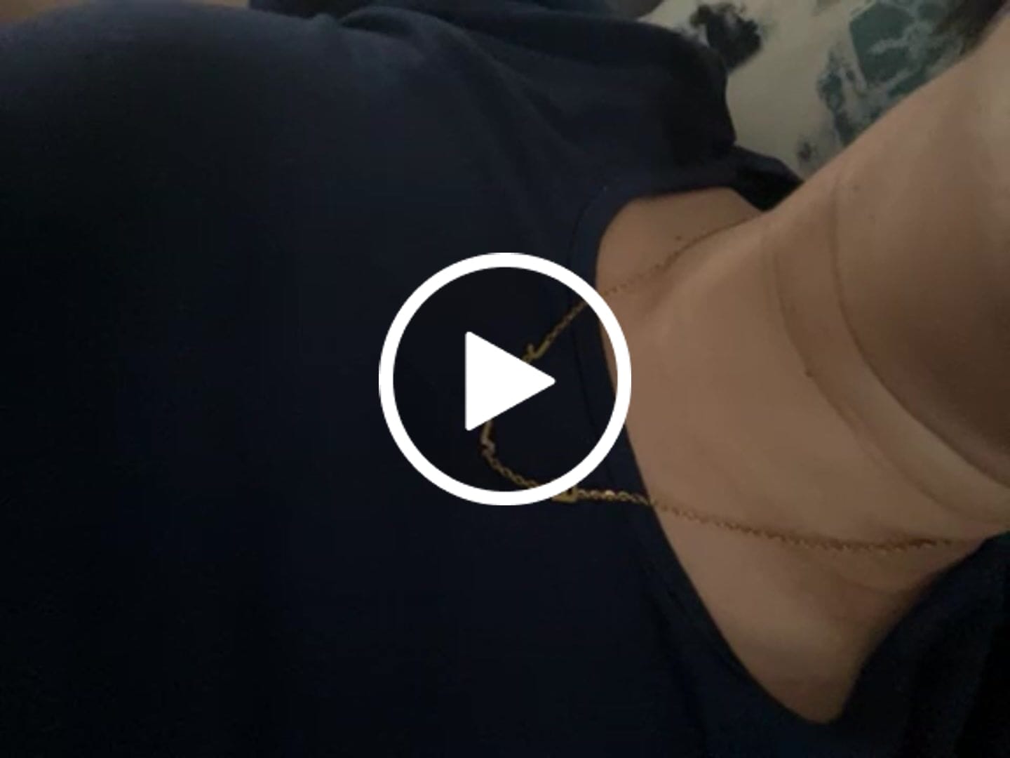 Customer video review of Collar con iniciales personalizadas en horizontal