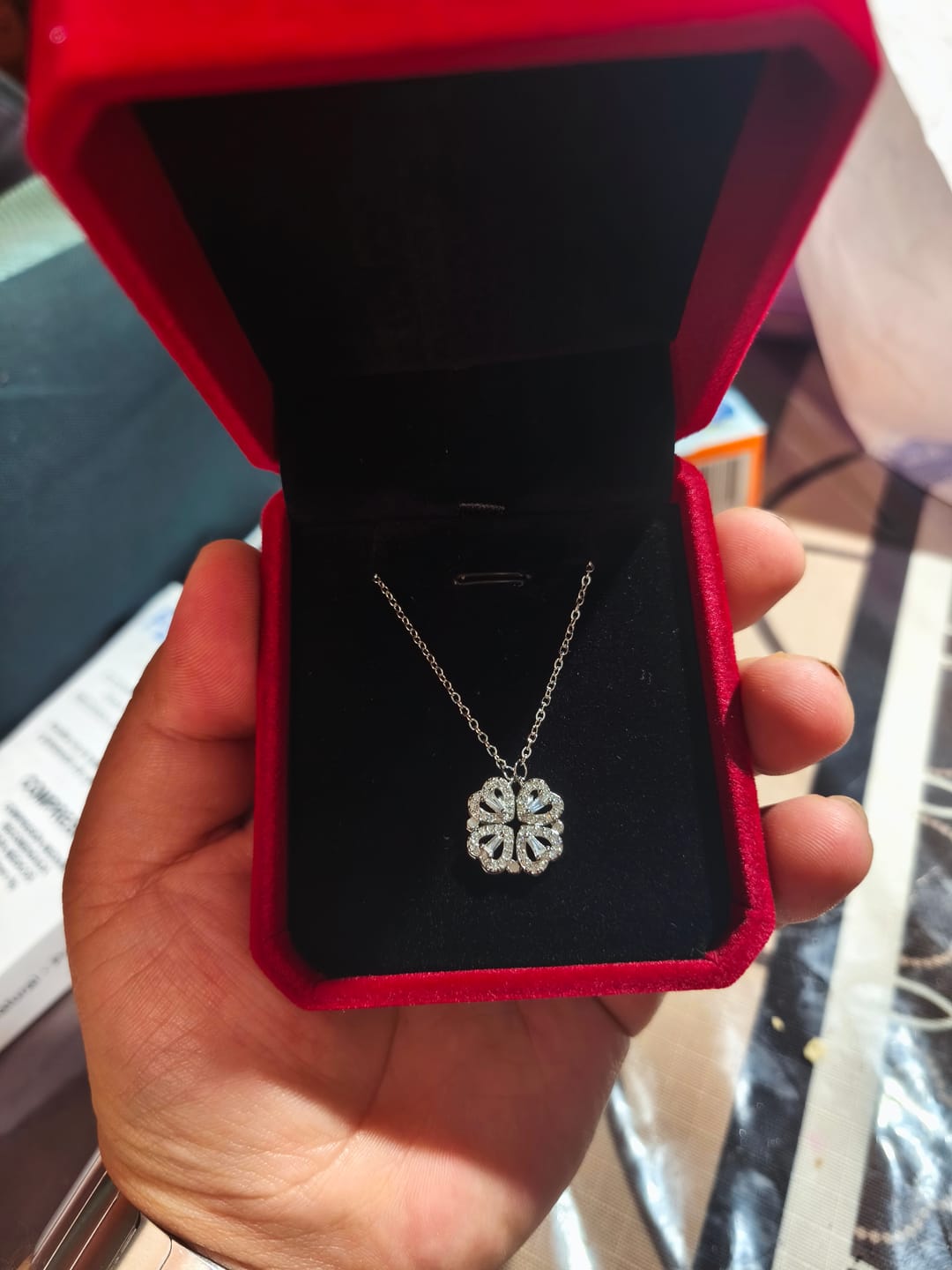 Customer photo review of Collar Trébol de Corazones con Imán
